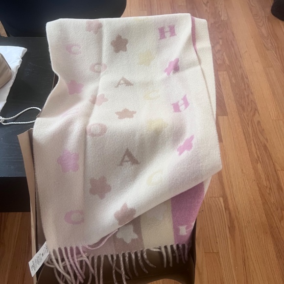 Coach scarf - Picture 2 of 5